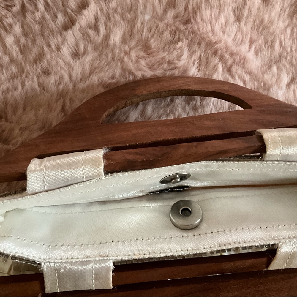 New shell detail purse. - Picture 4 of 4
